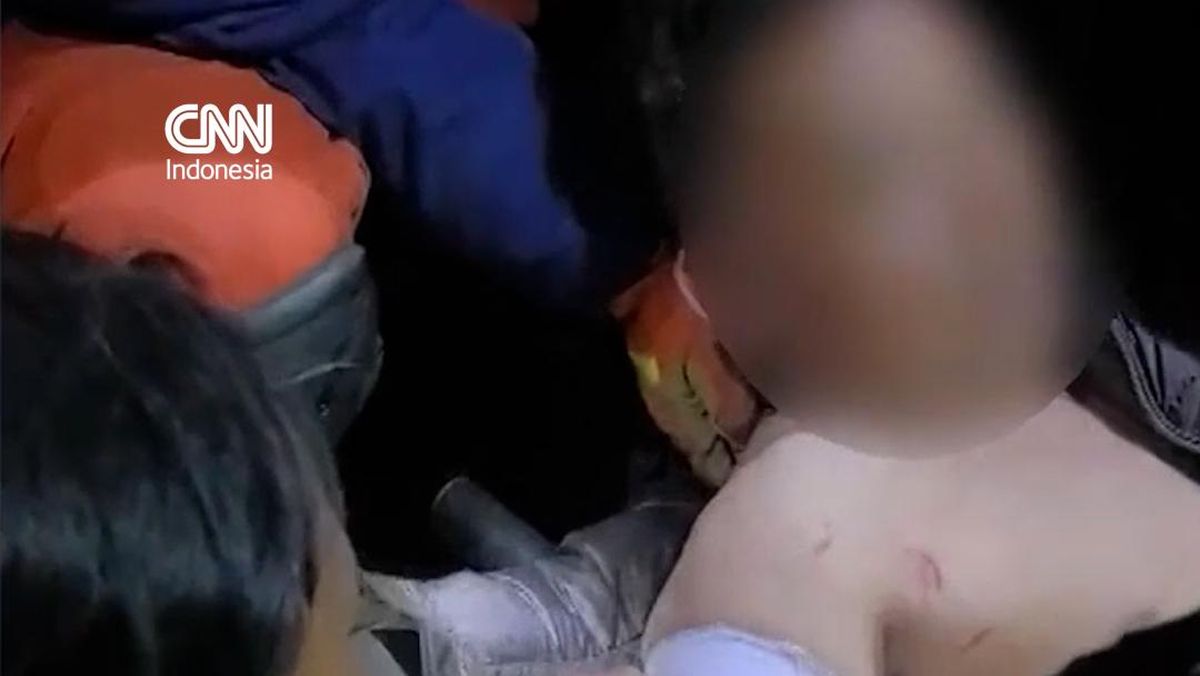 中国西藏发生7级地震 救援人员从废墟中救出伤者